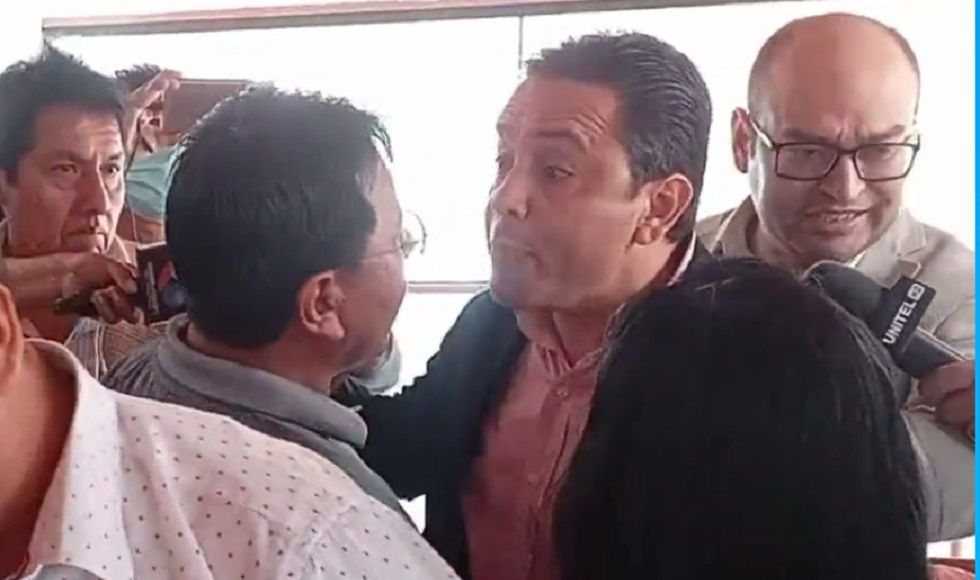 Las discusiones en la Brigada Parlamentaria de Santa Cruz. 