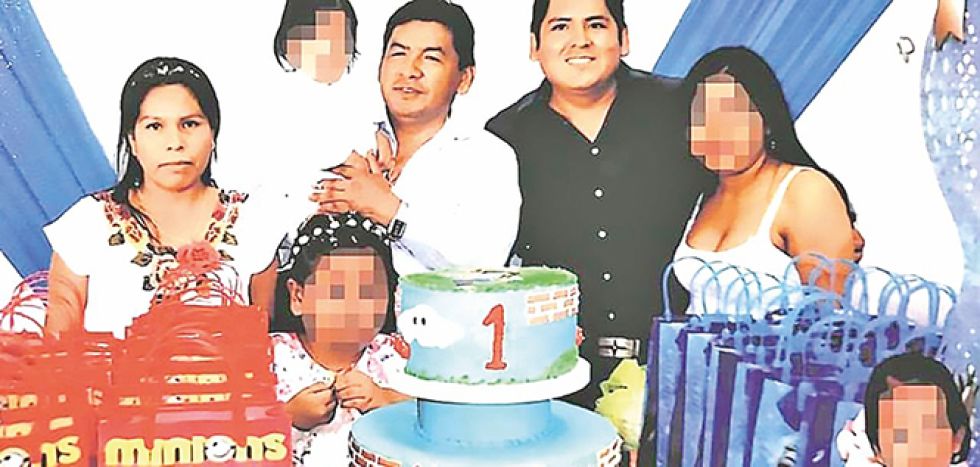 PRUEBA. La fotografía en la que se observa a los involucrados en un cumpleaños.