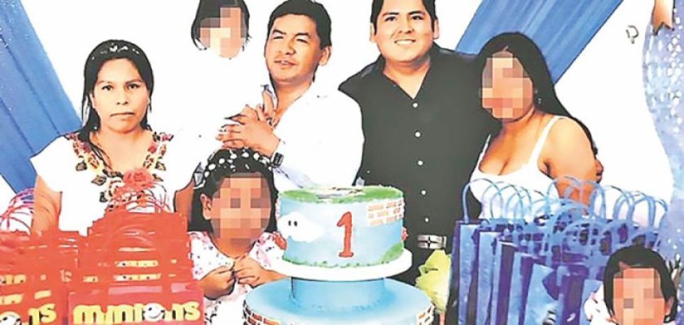 Fotografía en la que se observa a Pedro Pablo Quintana (camisa blanca) y a Juan Manuel Pinto (camisa negra), en un cumpleaños.