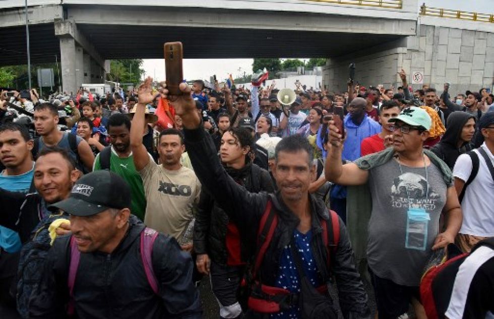 Migrantes de América Central y del Sur forman parte de una caravana rumbo a la frontera con Estados Unidos, en Tapachula, estado de Chiapas, México, este lunes.