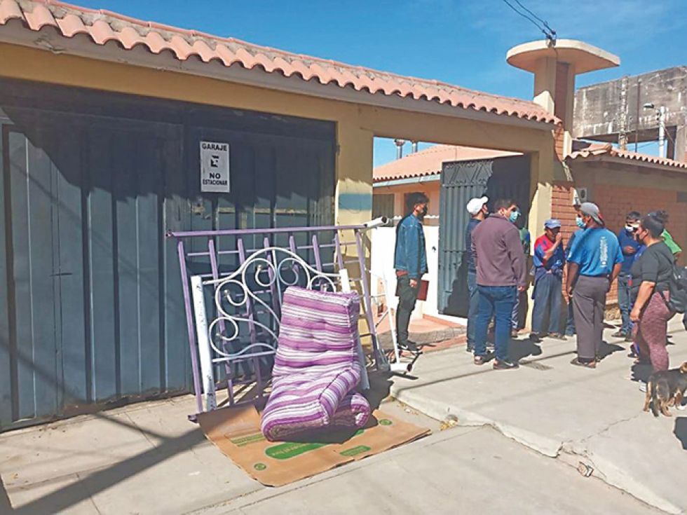 OPERATIVO. Uno de los desalojos con la fuerza pública en la zona de Alto Delicias, el viernes.