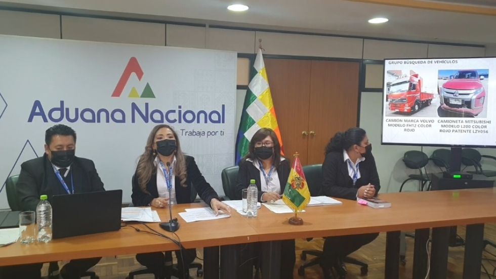 Autoridades de la Aduana Nacional en conferencia de prensa.