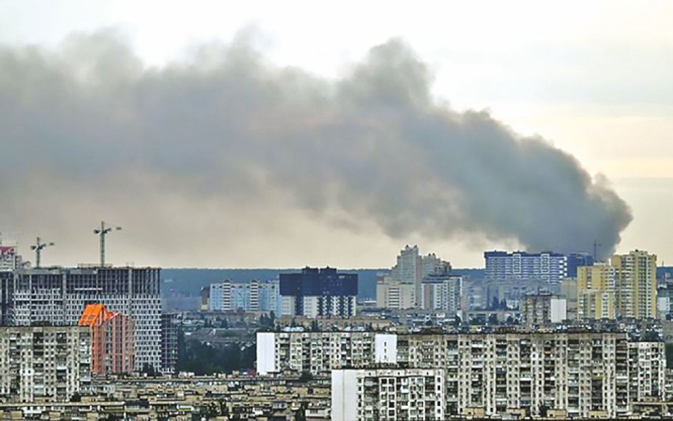 KIEV. Potentes bombardeos rusos irrumpieron ayer en las afueras de la capital de Ucrania.