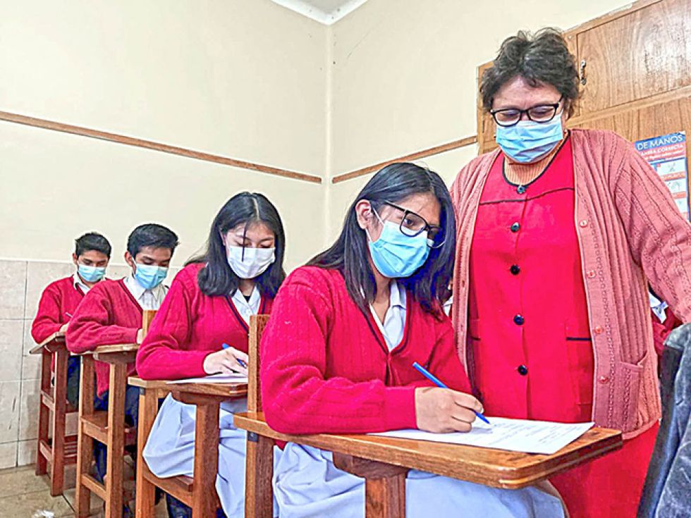 Dejarlo todo por tus alumnos: ¡Feliz Día del Maestro!