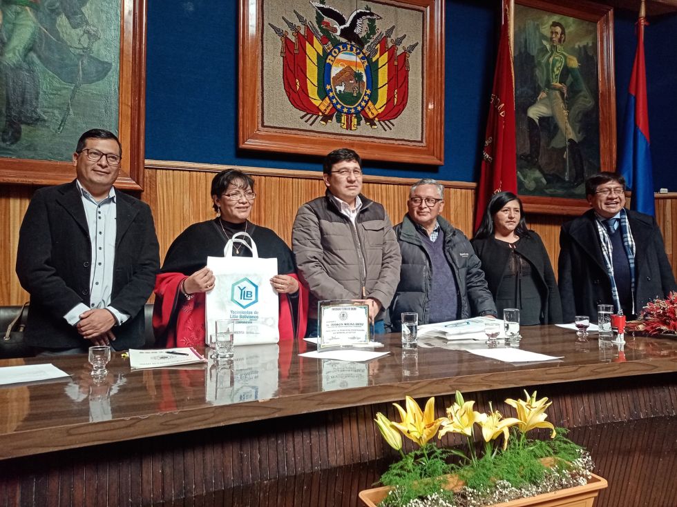 La firma de convenio entre Yacimientos de Litio Bolivianos y la Universidad Técnica de Oruro.