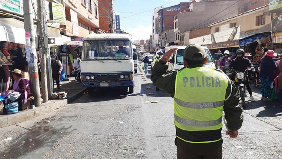 AUTORIDAD. Un efectivo policial controla el tráfico en la calle Nataniel Aguirre.