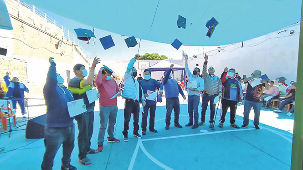 COLACIÓN. Un grupo de internos lanzan sus birretes luego de recibir sus certificados.