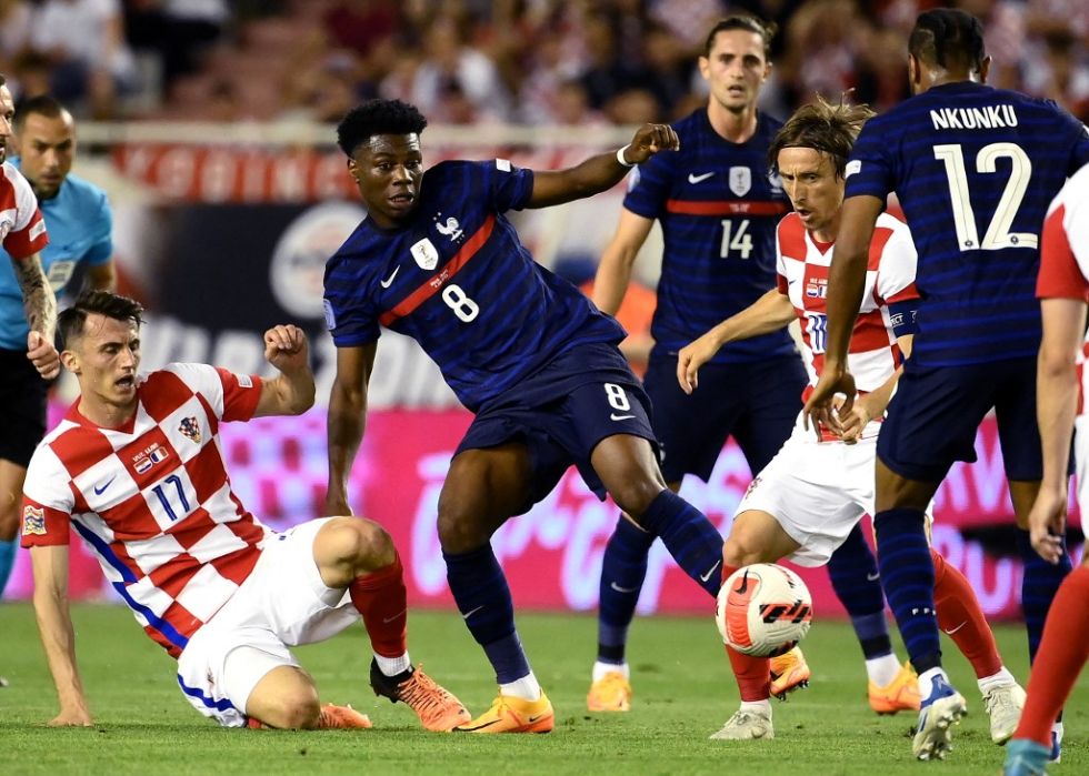 El centrocampista francés Aurelien Tchouameni (c), durante el partido de Francia con Croacia.