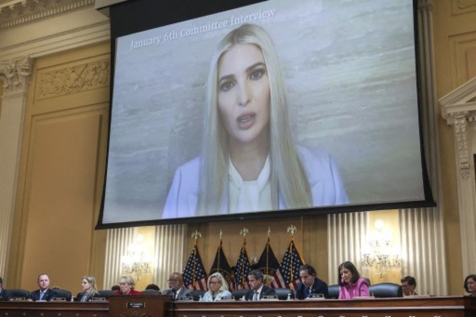 La imagen de Ivanka Trump, hija del expresidente estadounidense Donald Trump, aparece en una sala de audiencias del comité parlamentario que investiga los sucesos de enero de 2021.