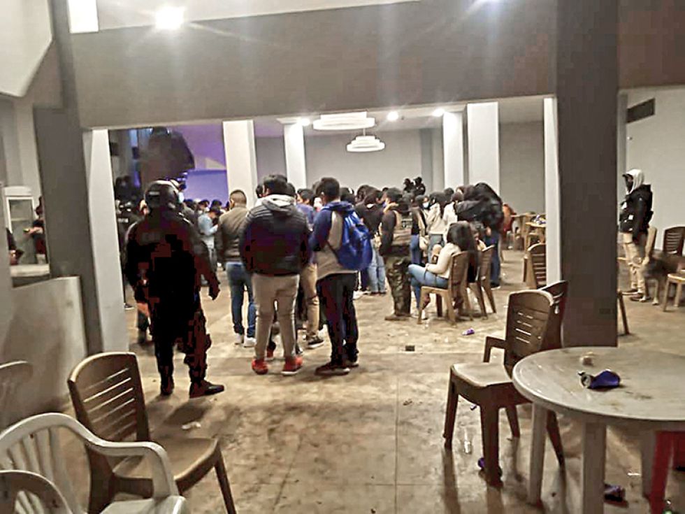 ACCIÓN. La intervención de la fiesta clandestina que fue anunciada por las redes sociales.