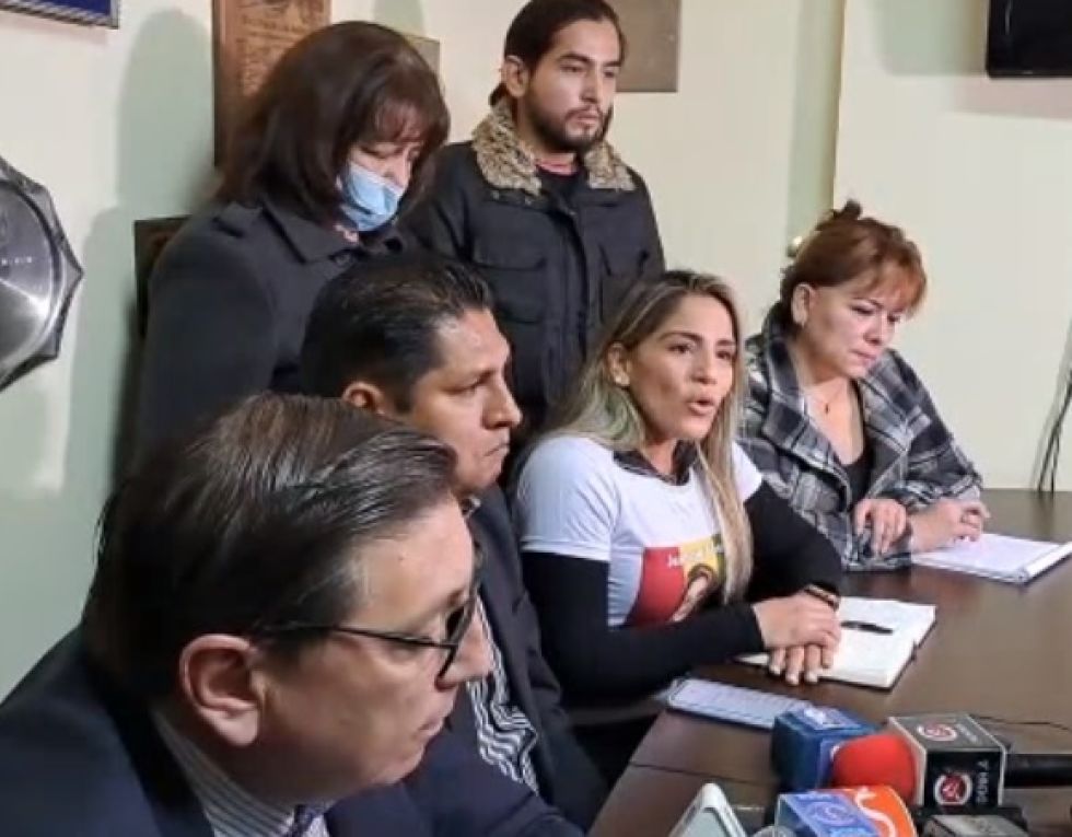Carolina Riber (c) acompañada de sus familiares y los abogados de Jeanine Áñez.