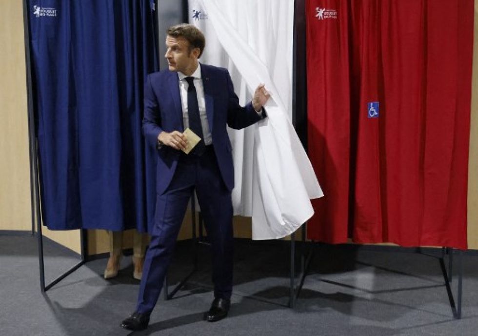 El presidente francés, Emmanuel Macron, sale de una casilla de votación durante las elecciones legislativas del domingo.