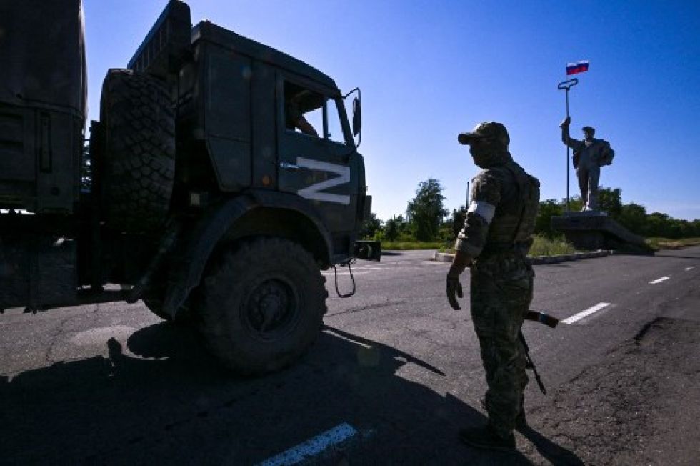 Militares rusos ingresan a un poblado del este de Ucrania, tras vencer la resistencia de las tropas de Kiev.