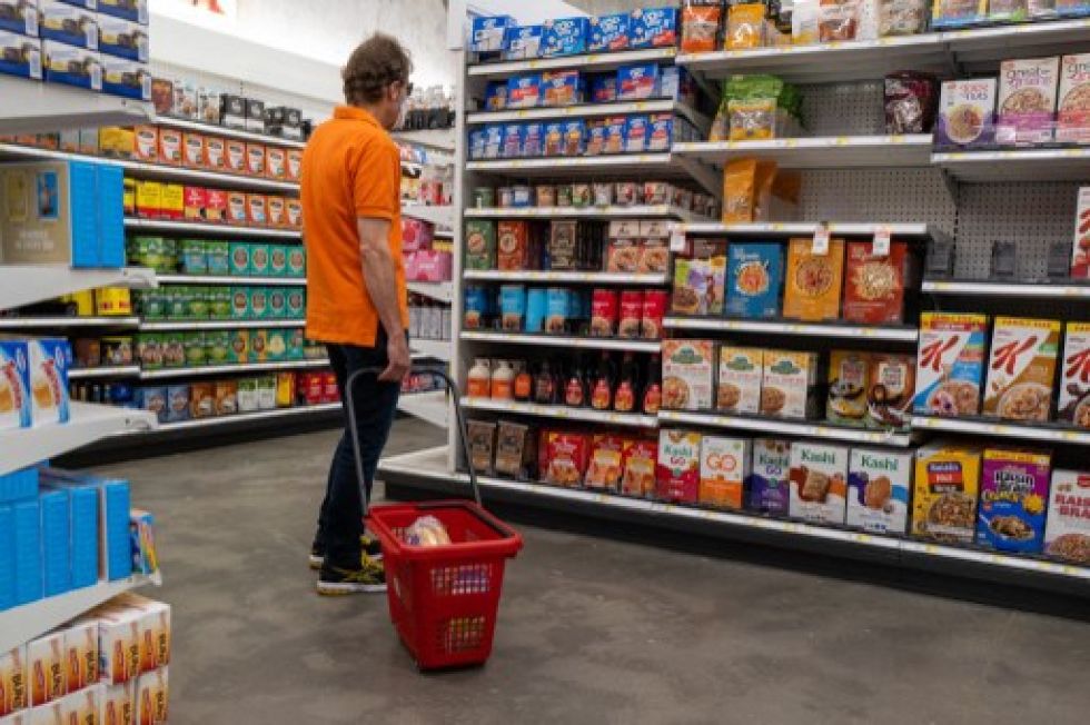 Un ciudadano estadounidense recorre un supermercado en Virginia, EEUU. Los productos al consumidor muestran una constante alza.