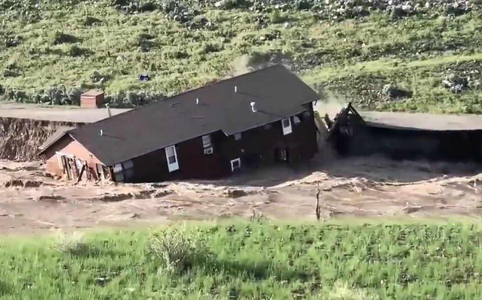 El río se lleva la casa de los empleados del Parque Nacional Yellowstone.