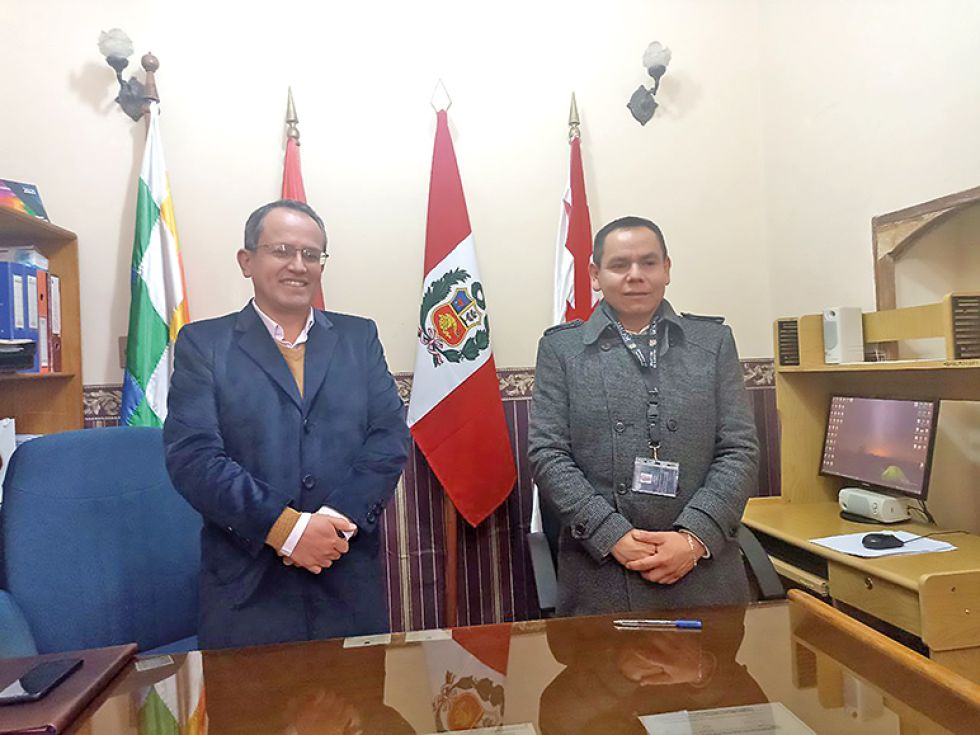 REGULARIZACIÓN. El cónsul de Perú, Eddie Cóndor, y el director de Migraciones, Dorian Ayala.