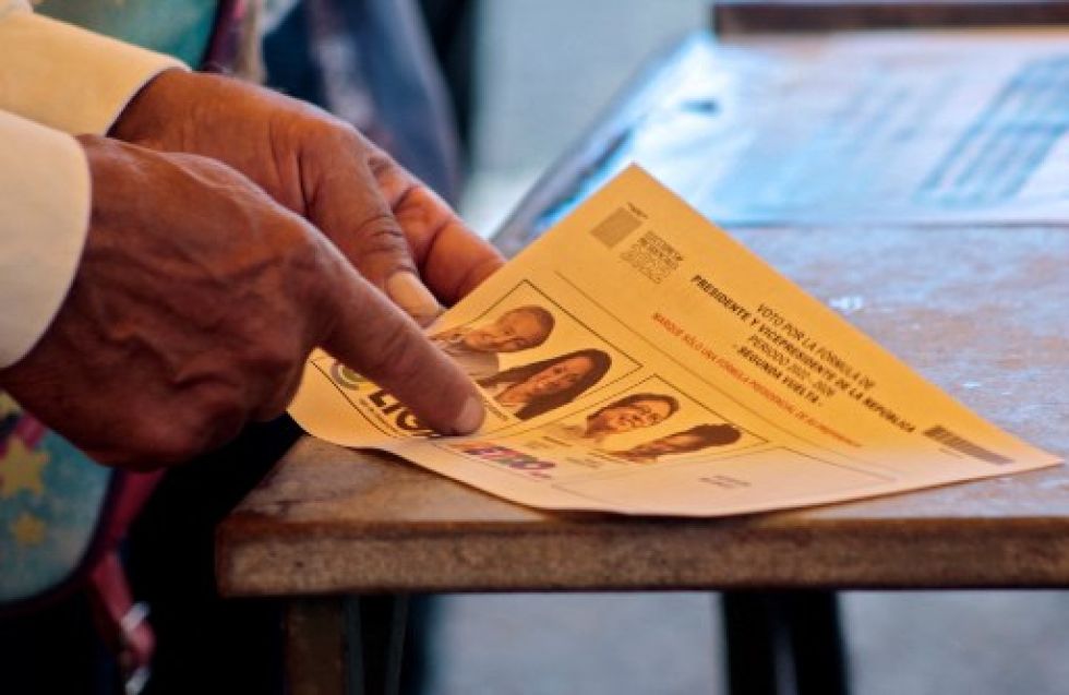 La segunde vuelta electoral en Colombia promete ser muy reñida debido al estrecho margen de votos que podría darse entre los dos aspirantes presidenciales.