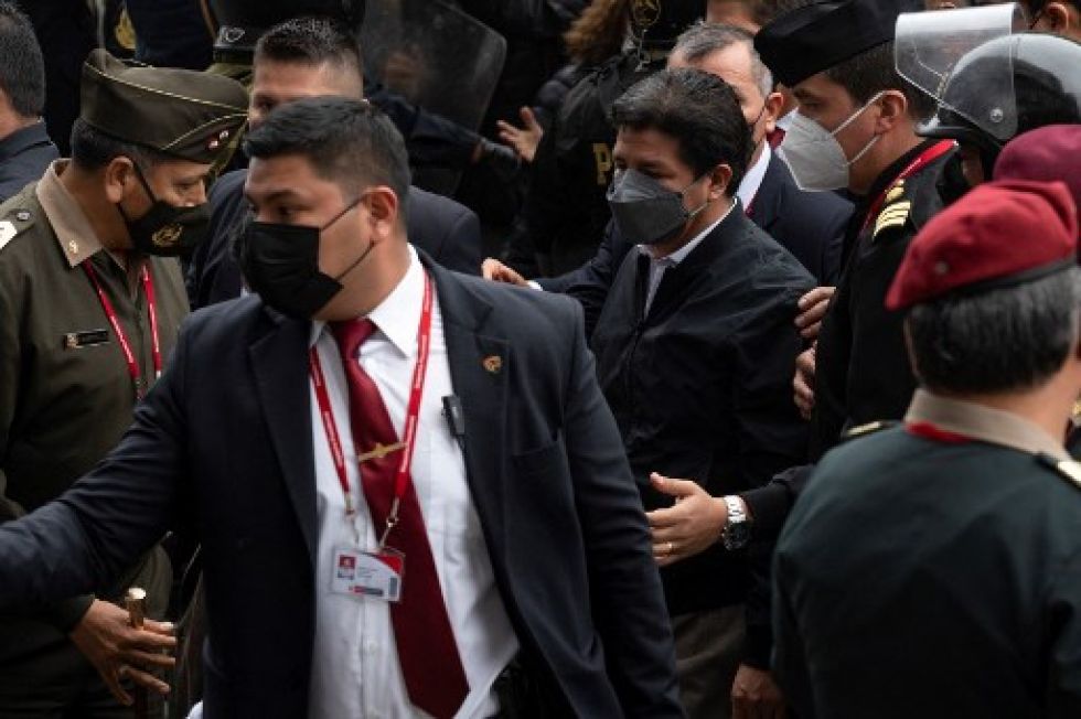 El presidente peruano Pedro Castillo (c) llega a pie a la sede de la Fiscalía en Lima, este viernes.