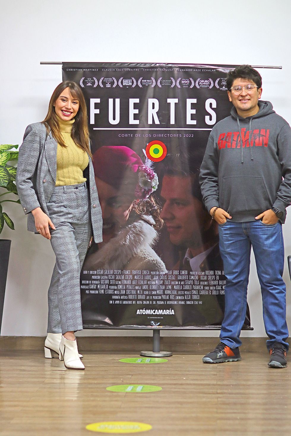 EQUIPO. La actriz Claudia Arce y el productor de la película en Sucre, Víctor Villavicencio, anoche.