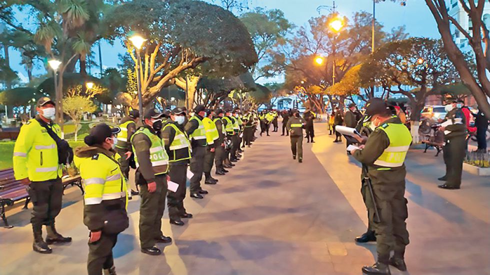 OPERATIVO. La Policía, en la plaza 25 de Mayo el año pasado, previo a la noche de San Juan.