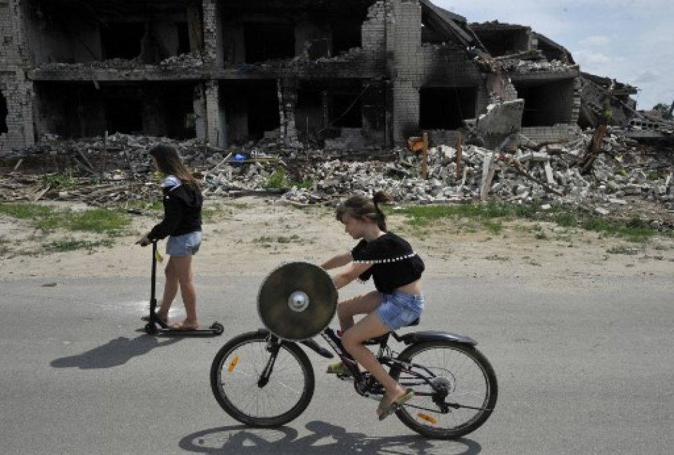 Dos niñas juegan en una calle de la destruida ciudad de Novoselivka, en el este de Ucrania, región donde Rusia intensificó sus operaciones militares.