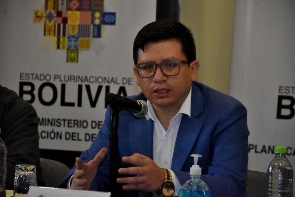 El ministro de Planificación del Desarrollo, Sergio Cusicanqui en una conferencia de prensa.