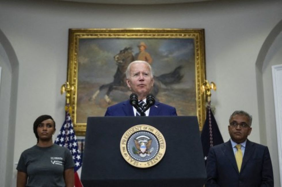 El presidente estadounidense, Joe Biden, intenta poner freno a una constante alza en el precio interno de los combustibles, lo que genera malestar y alienta la inflación.
