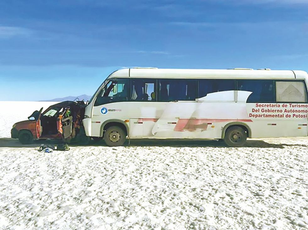 HECHO. El bus de la Gobernación de Potosí impactó contra una vagoneta roja en medio del desierto de sal.