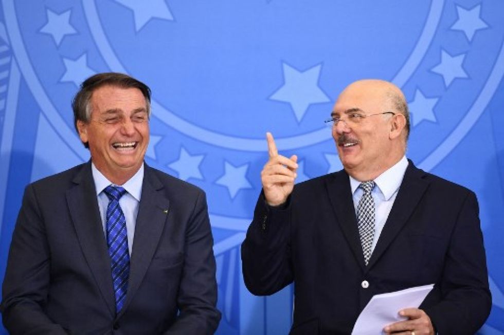 Foto de archivo del presidente Jair Bolsonaro junto a su entonces ministro de Educación, Milton Ribeiro (d), quien fue detenido hoy.