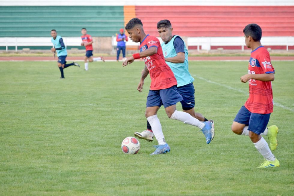 El cuadro estudiantil hizo una práctica de fútbol con su reserva ayer, en el estadio Patria.