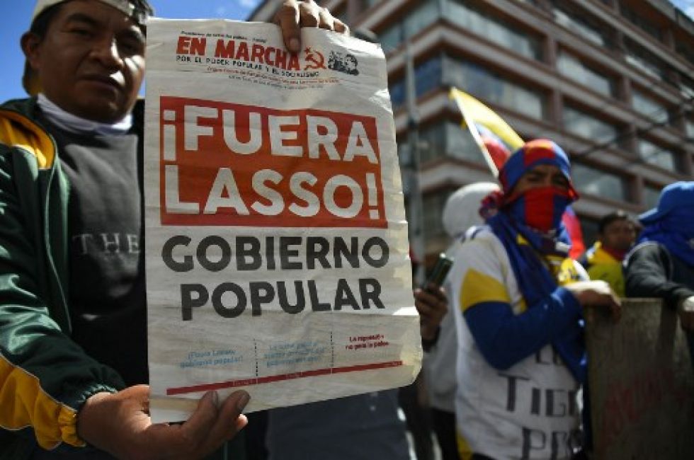 Un grupo de manifestantes marcha por las calles de Quito exigiendo una rebaja en el precio de los combustibles y otras demandas sociales.