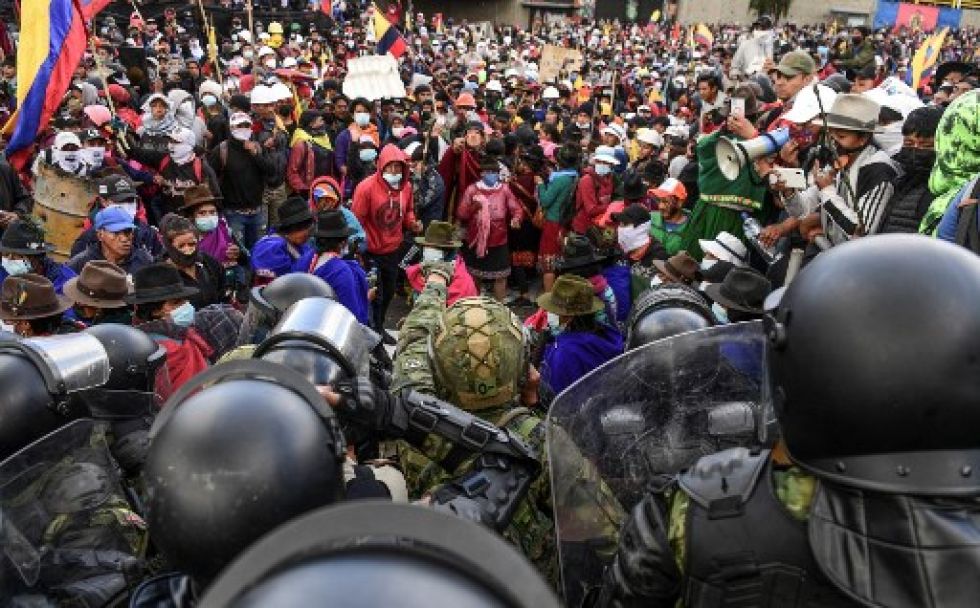 Manifestantes se enfrentan con la Policía cuando intentan llegar a la Asamblea Nacional en Quito este jueves.