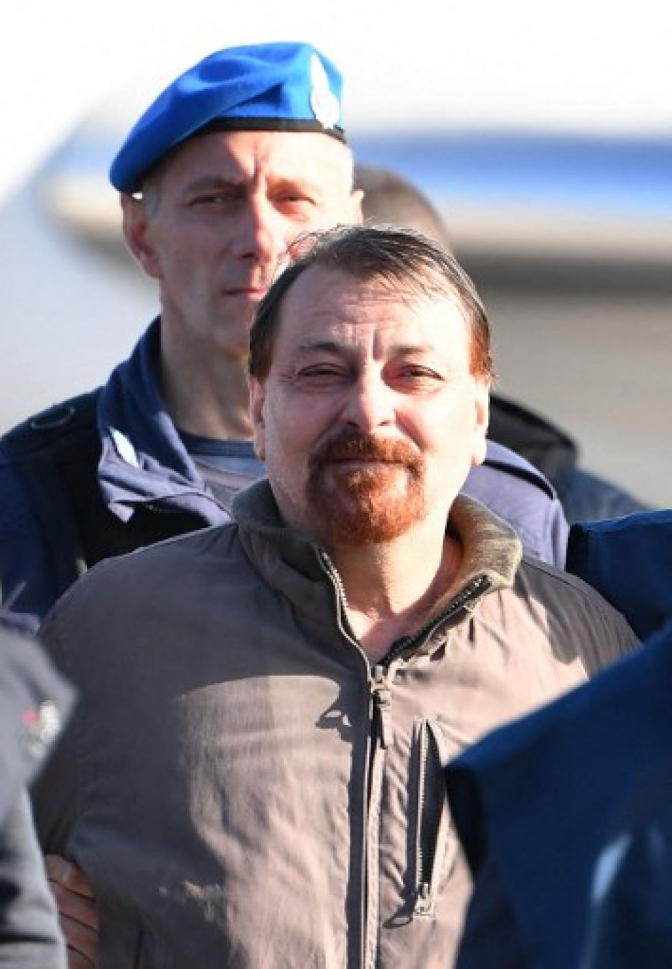 El exmilitante comunista italiano Cesare Battisti (C), buscado en Roma por cuatro asesinatos atribuidos a un grupo de extrema izquierda en la década de 1970, en enero de 2019.