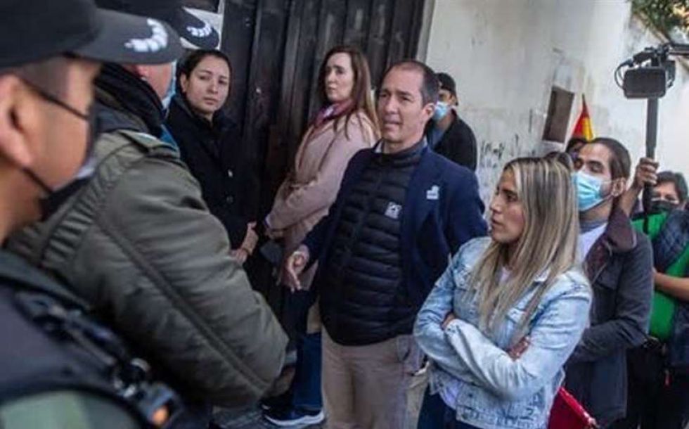 El diputado español Víctor Gonzáles (c), junto a su colega argentina Victoria Villarruel (i) junto co Carolina Ribera (d) en la puerta del penal de Miraflores.