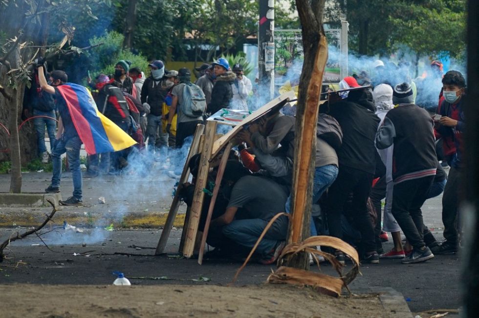 Manifestantes chocan con la policía en los alrededores de la Casa de la Cultura Ecuatoriana en Quito.