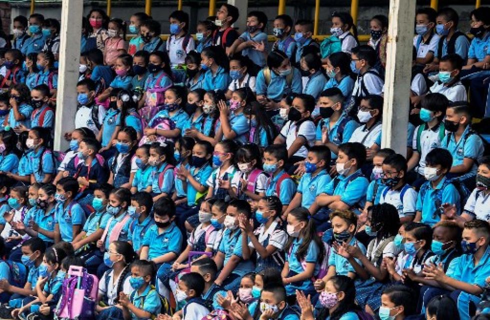 Niños colombianos participan de un acto por la reapertura del año escolar en enero pasado, luego de más de dos años de suspensión de clases presenciales por el covid-19.