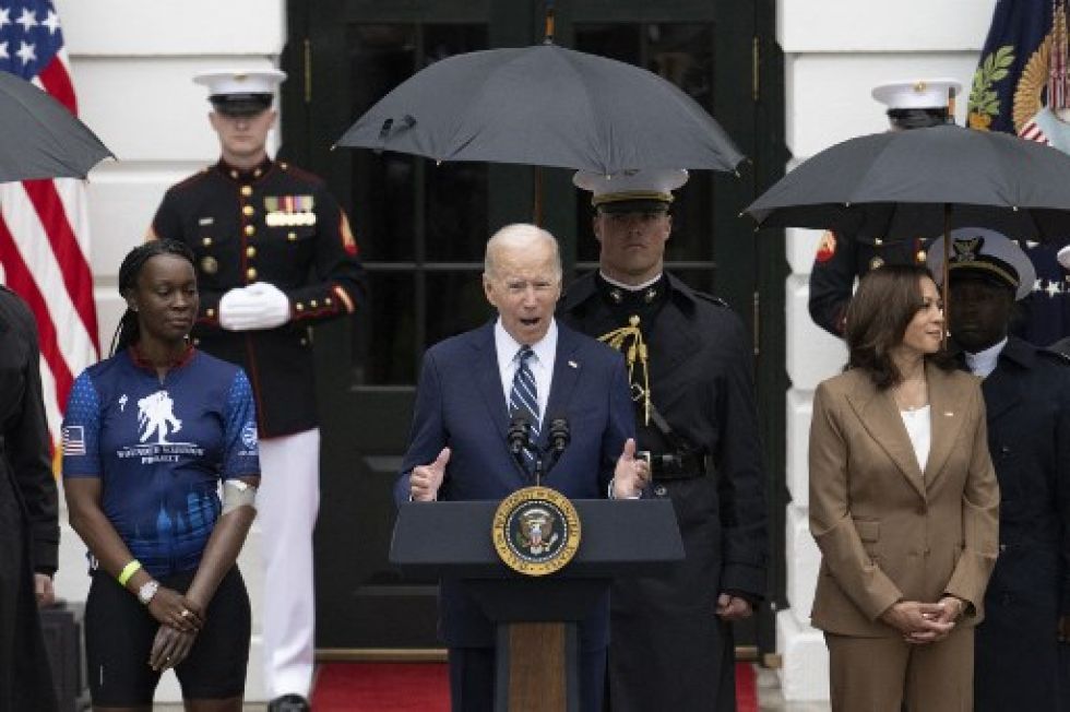 Joe Biden junto a la vicepresidenta, Kamala Harris, durante un acto oficial celebrado en la Casa Blanca este jueves.