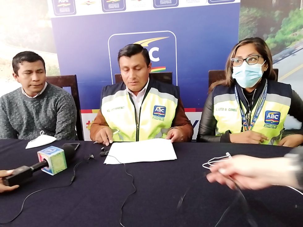 ABC. Los funcionarios de la estatal de caminos en Chuquisaca llamaron a conferencia de prensa.