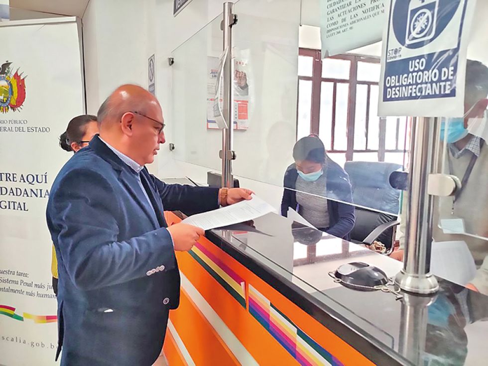 INVESTIGACIÓN. El presidente del TSJ, Ricardo Torres, cuando presentaba la denuncia en la Fiscalía.