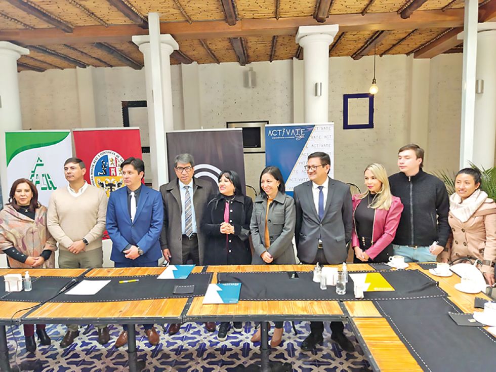 ALIANZA. Representantes de las instituciones de Actívate Sucre y Microsoft en el acto de ayer.
