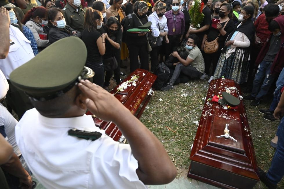 La despedida de los policías que fueron asesinados por narcotraficantes en el municipio cruceño de Porongo.