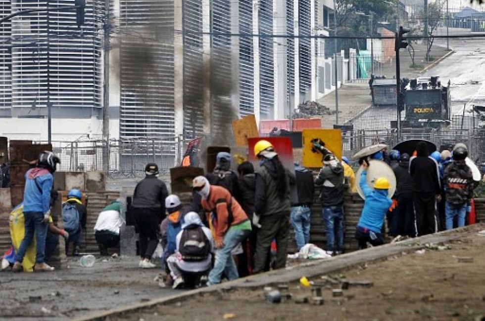 Un grupo de indígenas participa de un bloqueo de una calle en Quito, donde se producen violentos enfrentamientos entre manifestantes y fuerzas del orden.