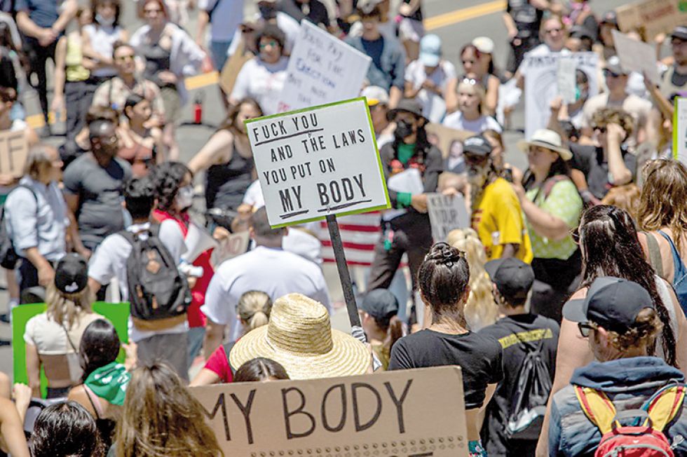 PROTESTAS. Grupos de personas protestan en Los Ángeles contra la decisión de la Corte Suprema.