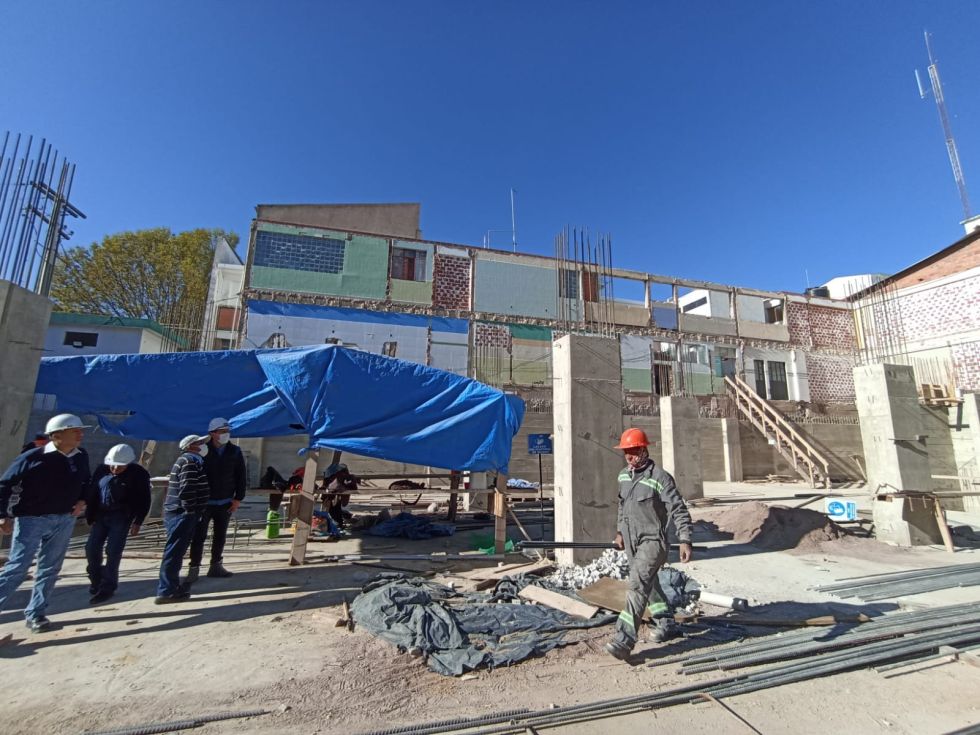 Autoridades inspeccionaron la construcción del materno infantil, el pasado viernes.