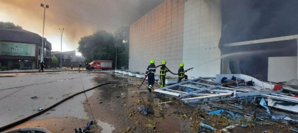 Fuerzas de seguridad inspeccionan el lugar donde impactó un misil ruso, cerca de un centro comercial en la localidad ucraniana de Kremenchuk.