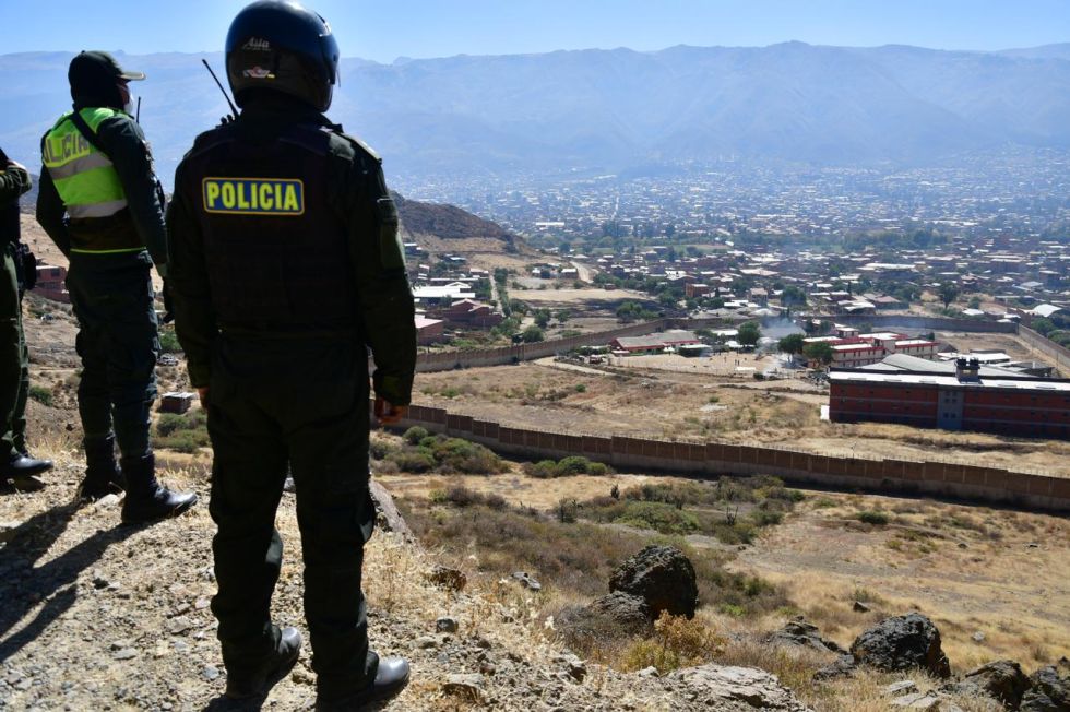Policías controlan la cárcel de El Abra desde un cerro cercano al lugar.