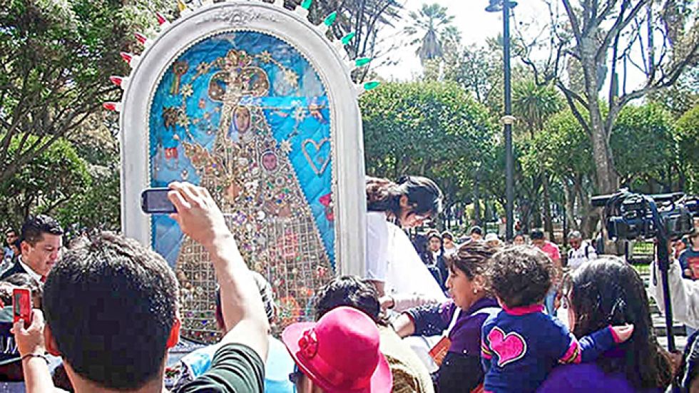 DEVOCIÓN. La imagen de la Virgen de Guadalupe infunde recogimiento en los fieles católicos.