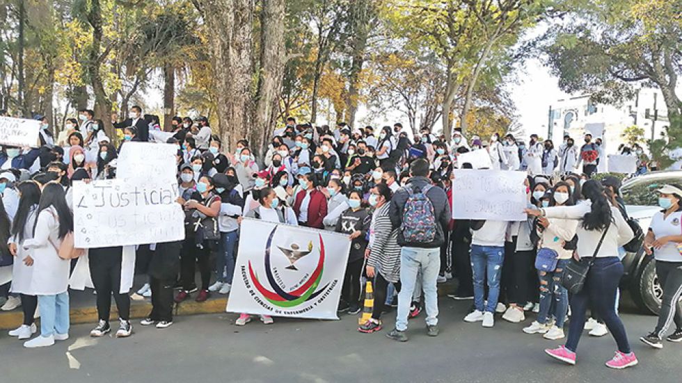 MANIFESTACIÓN. La marcha de protesta de los estudiantes de la Facultad de Enfermería.