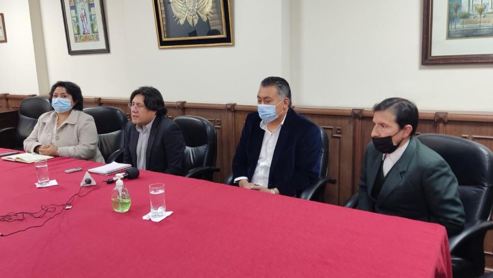 Ronald Baldivieso (d) fue presentado como nuevo director nacional de Derechos Reales.