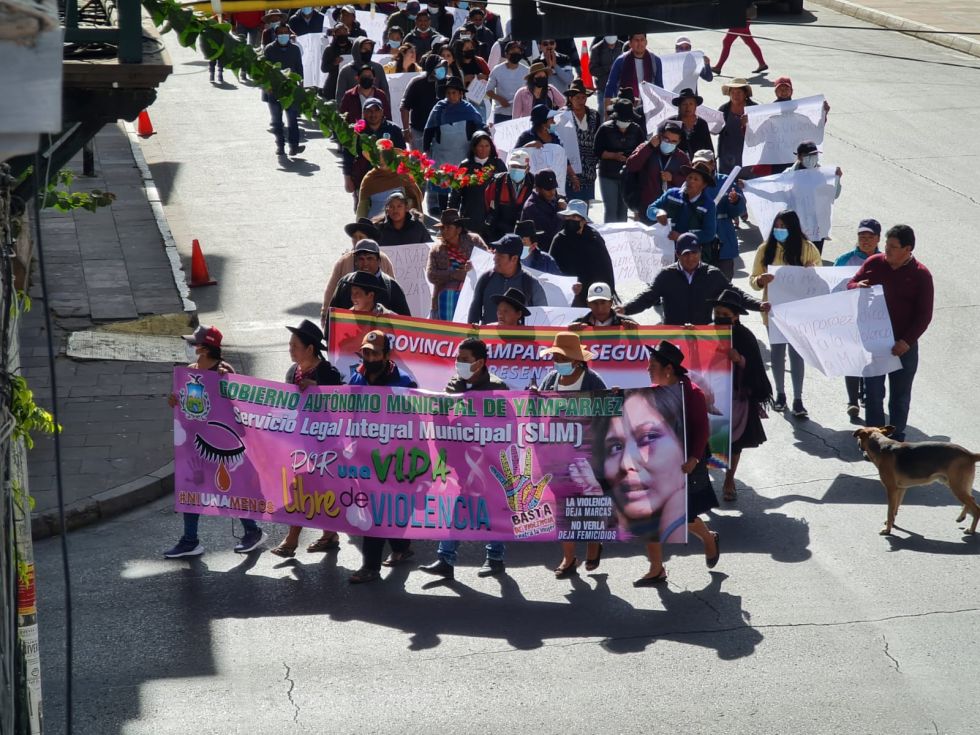 La marcha de autoridades y organizaciones de Yamparáez en Sucre.